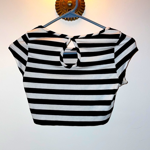 Y2K Wet Seal Striped Fitted Cap Sleeve Crop Top with Keyhole Back - Picture 2 of 3